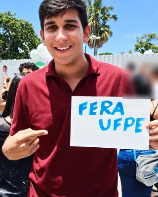 Lucas Gustavo em 2014 segurando um cartaz escrito Fera UFPE